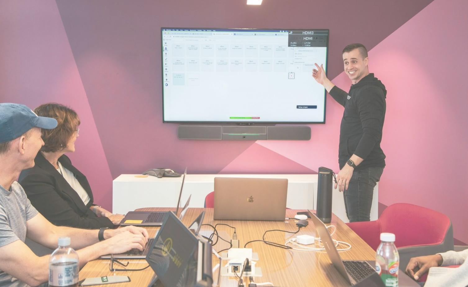 Equipo de tolvenarionex trabajando en estrategias financieras personalizadas
